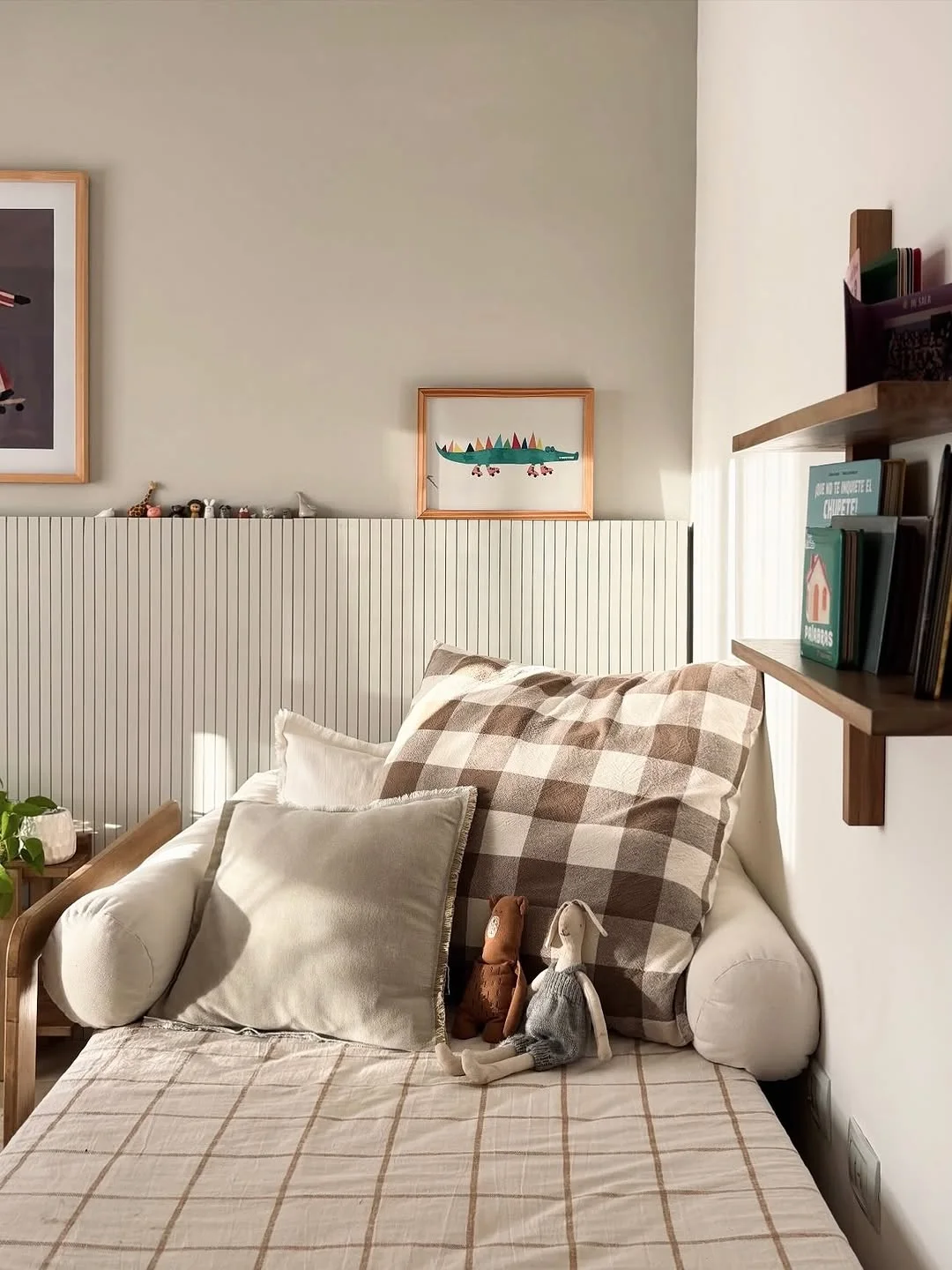Dormitorio infantil estilo Montessori en tonos cálidos y naturales