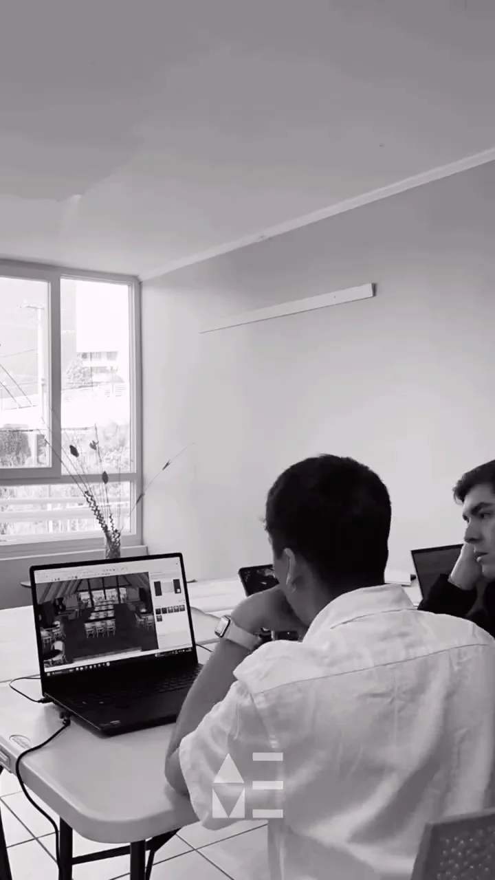 Los arquitectos del estudio Alfamora trabajando en una reunión de proyecto