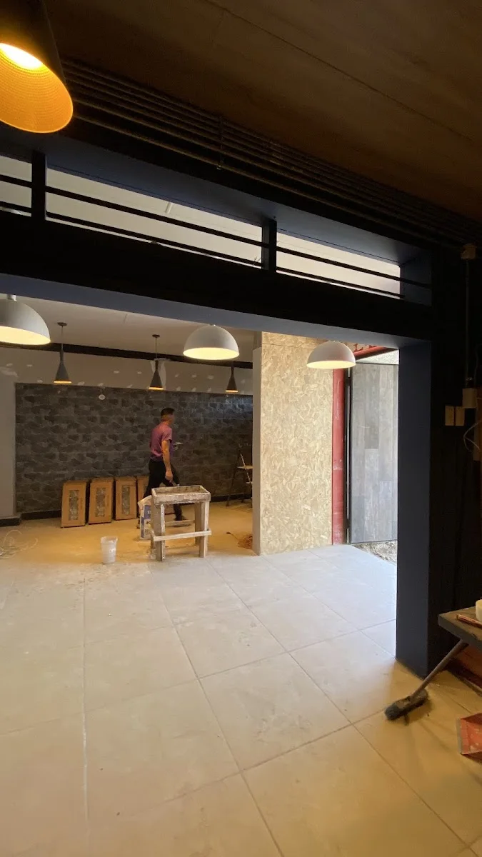 Obra gruesa de un espacio comercial de gran altura