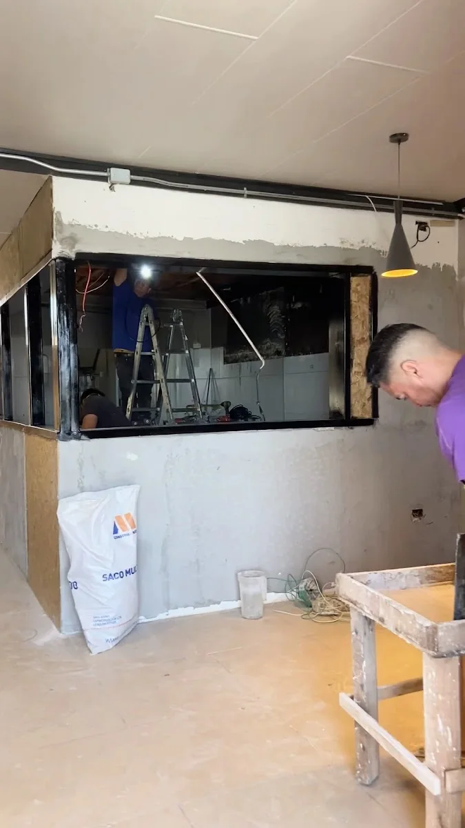 Interior de obra en ejecución con tabiquería nueva