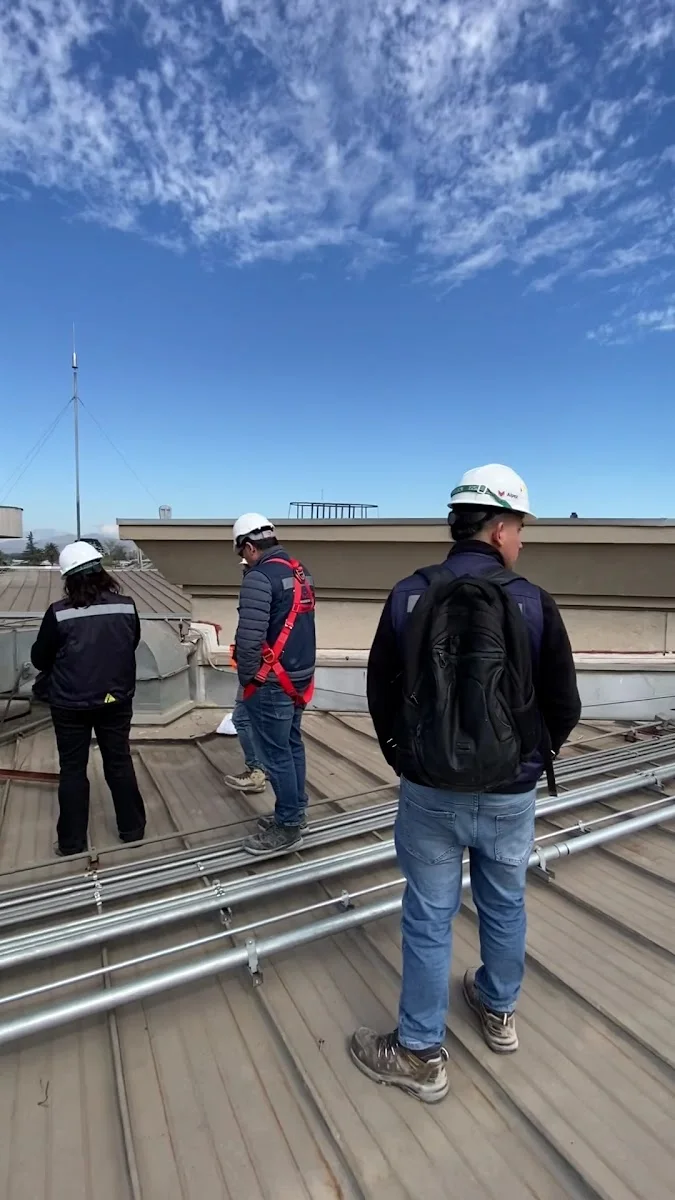 Supervisión de obra sobre la techumbre de una construcción