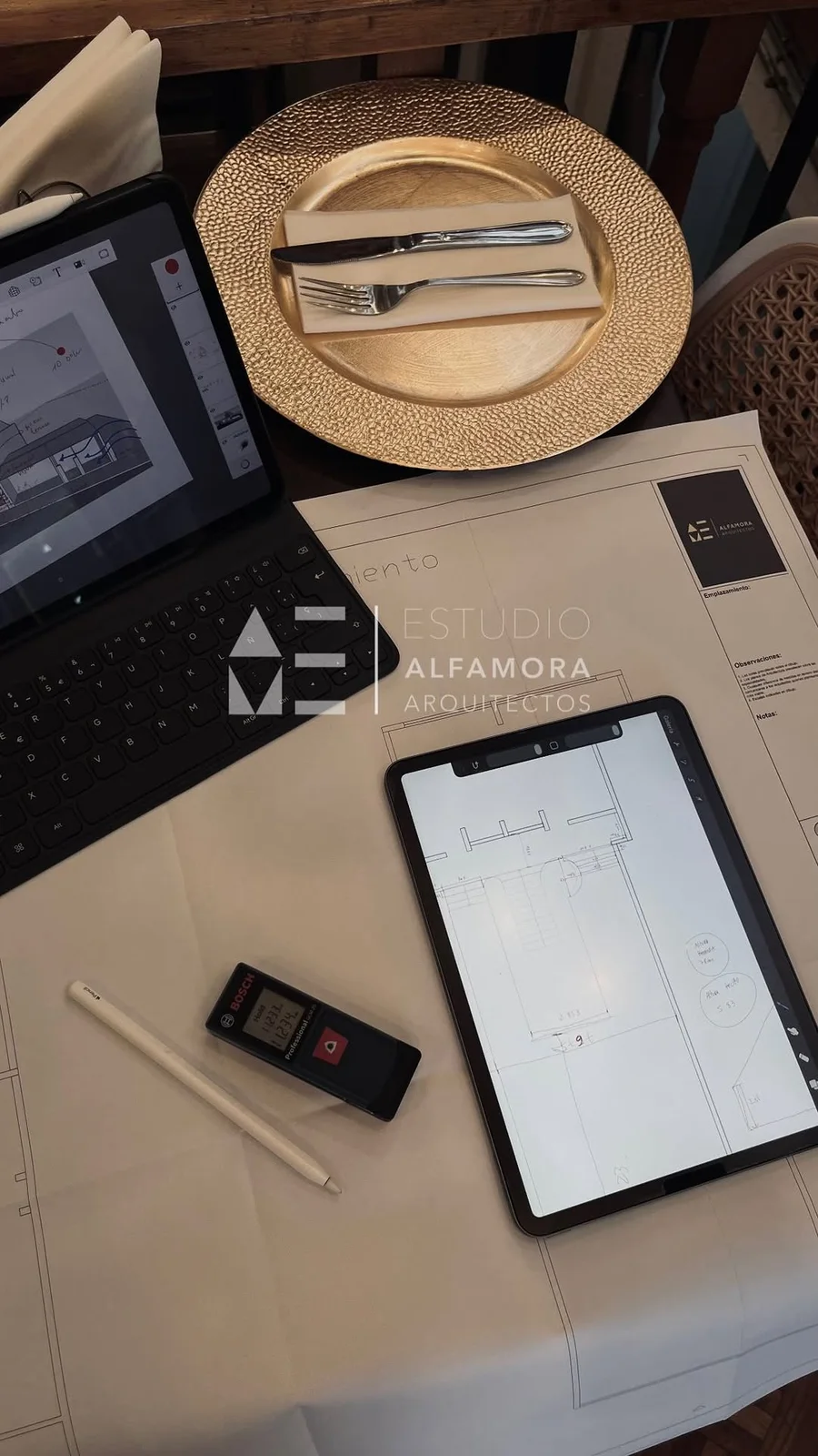 Levantamiento en terreno: tablet con croquis y planos sobre la mesa