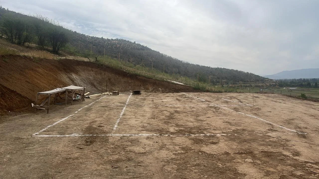 Terreno demarcado para un nuevo proyecto con cerros de fondo